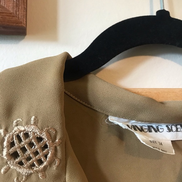 Vintage Blouse with Unique Embroidery - Picture 3 of 4